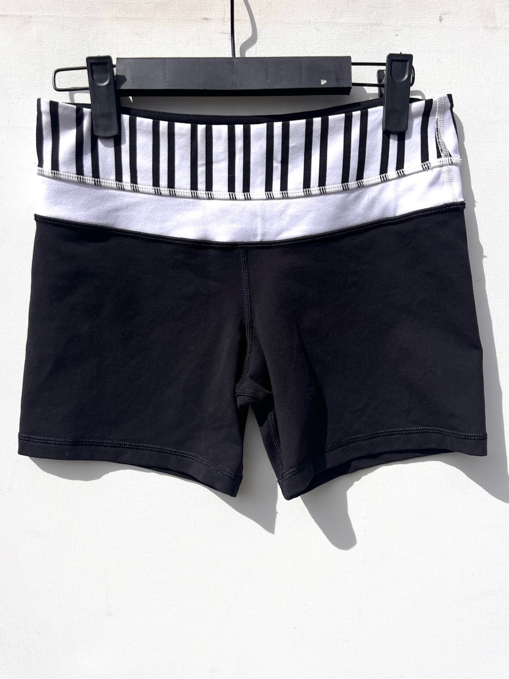 Lululemon groove shorts 6 reversible bike black striped band or solid euc